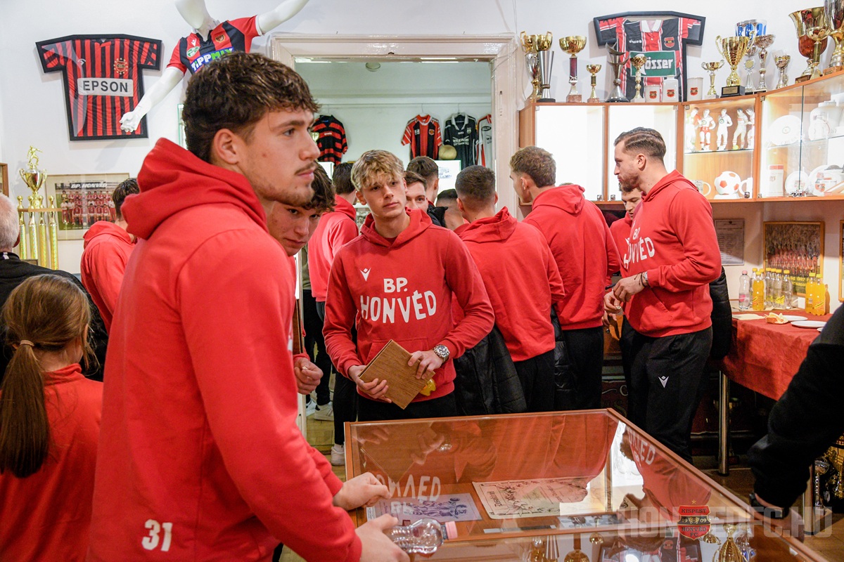 A JÖVŐ TEHETSÉGEITŐL AZ ÉLETMŰDÍJAS LEGENDÁKIG – DÍJÁTADÓ KISPESTEN